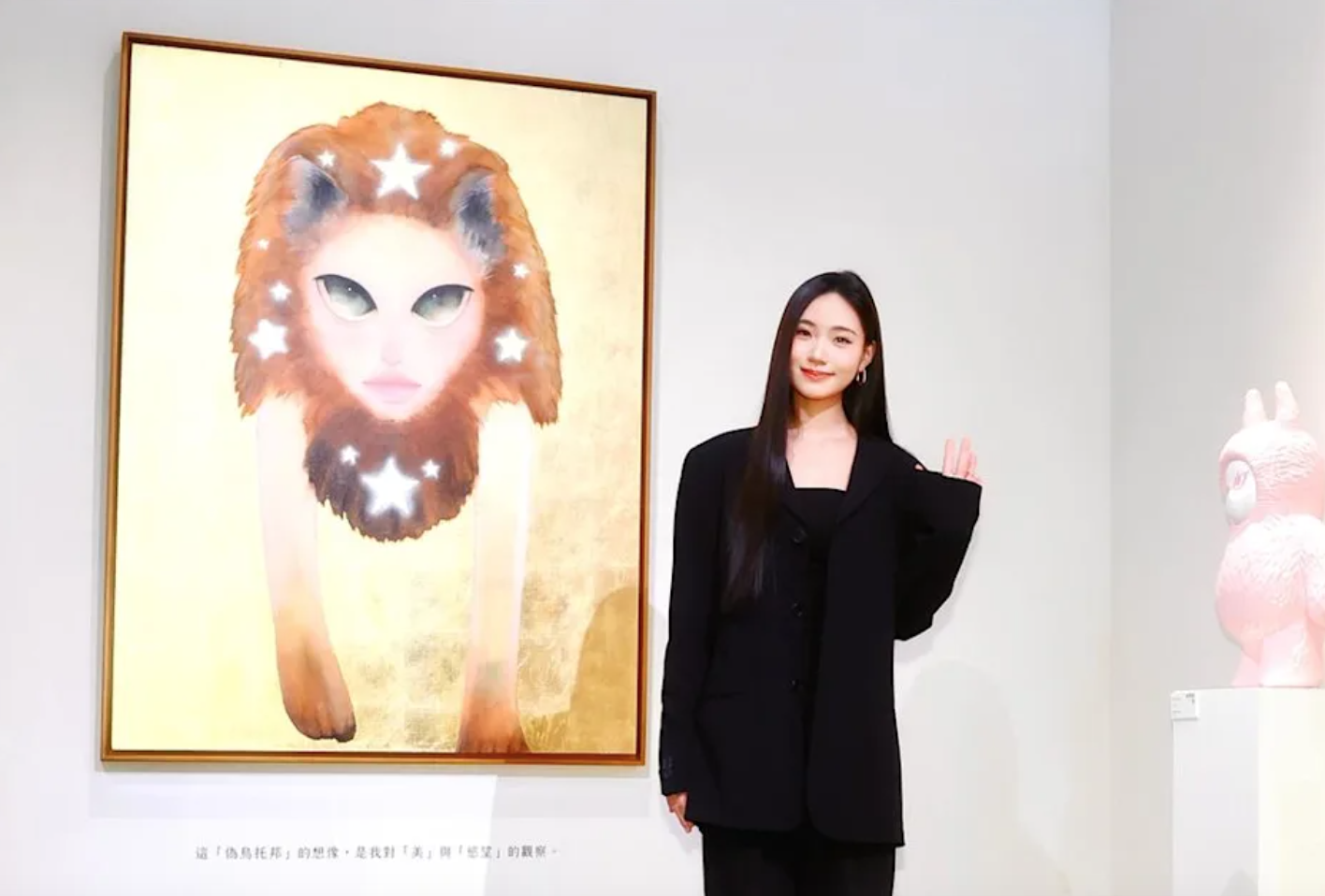 消失4個月首露面！小S二女兒Lily「辦畫展追憶大S」全家力挺　許老三現身「暴風抽高超正」網驚：女大十八變