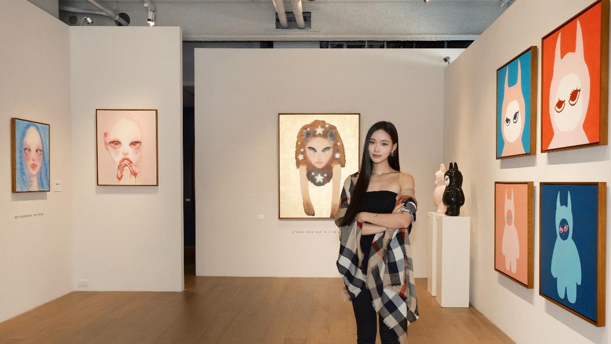 消失4個月首露面！小S二女兒Lily「辦畫展追憶大S」全家力挺　許老三現身「暴風抽高超正」網驚：女大十八變