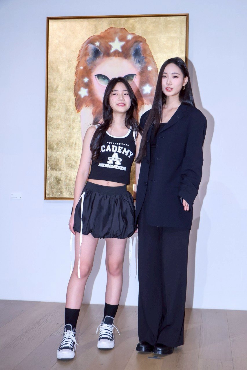 消失4個月首露面！小S二女兒Lily「辦畫展追憶大S」全家力挺　許老三現身「暴風抽高超正」網驚：女大十八變