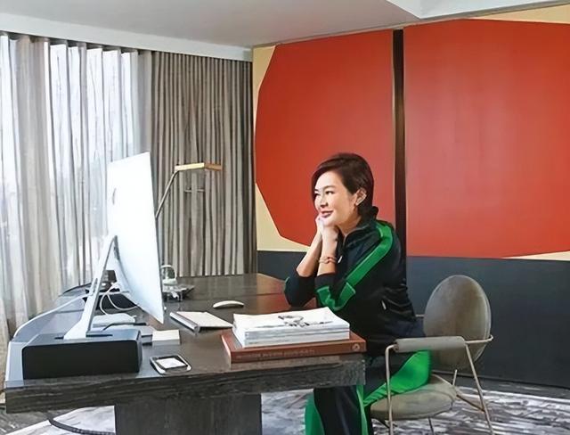一生未婚未育！62歲性感女神「淡出20年現身」狀態驚人　一旁68歲男神「把網友全看呆」：完全沒變老