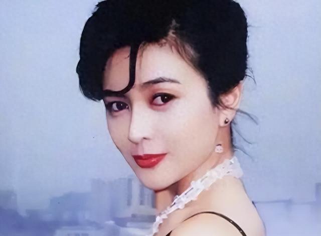 一生未婚未育！62歲性感女神「淡出20年現身」狀態驚人　一旁68歲男神「把網友全看呆」：完全沒變老