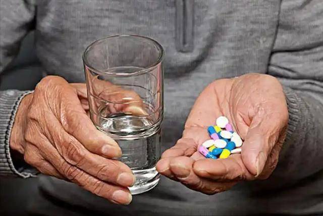 在家突發腦梗！「黃金5分鐘自救法」必須早知道　關鍵時刻能救命
