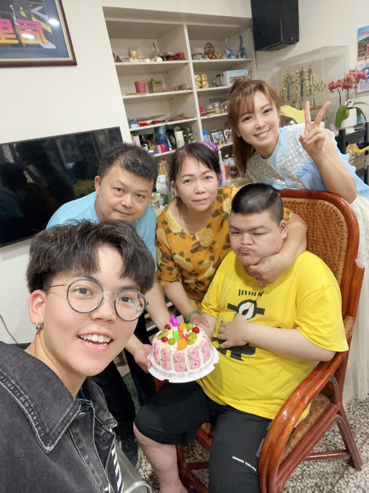 親弟出事了！35歲女星慟「1夜5次癲癇」全家不敢睡　「揭急救過程」嚇壞：流血了