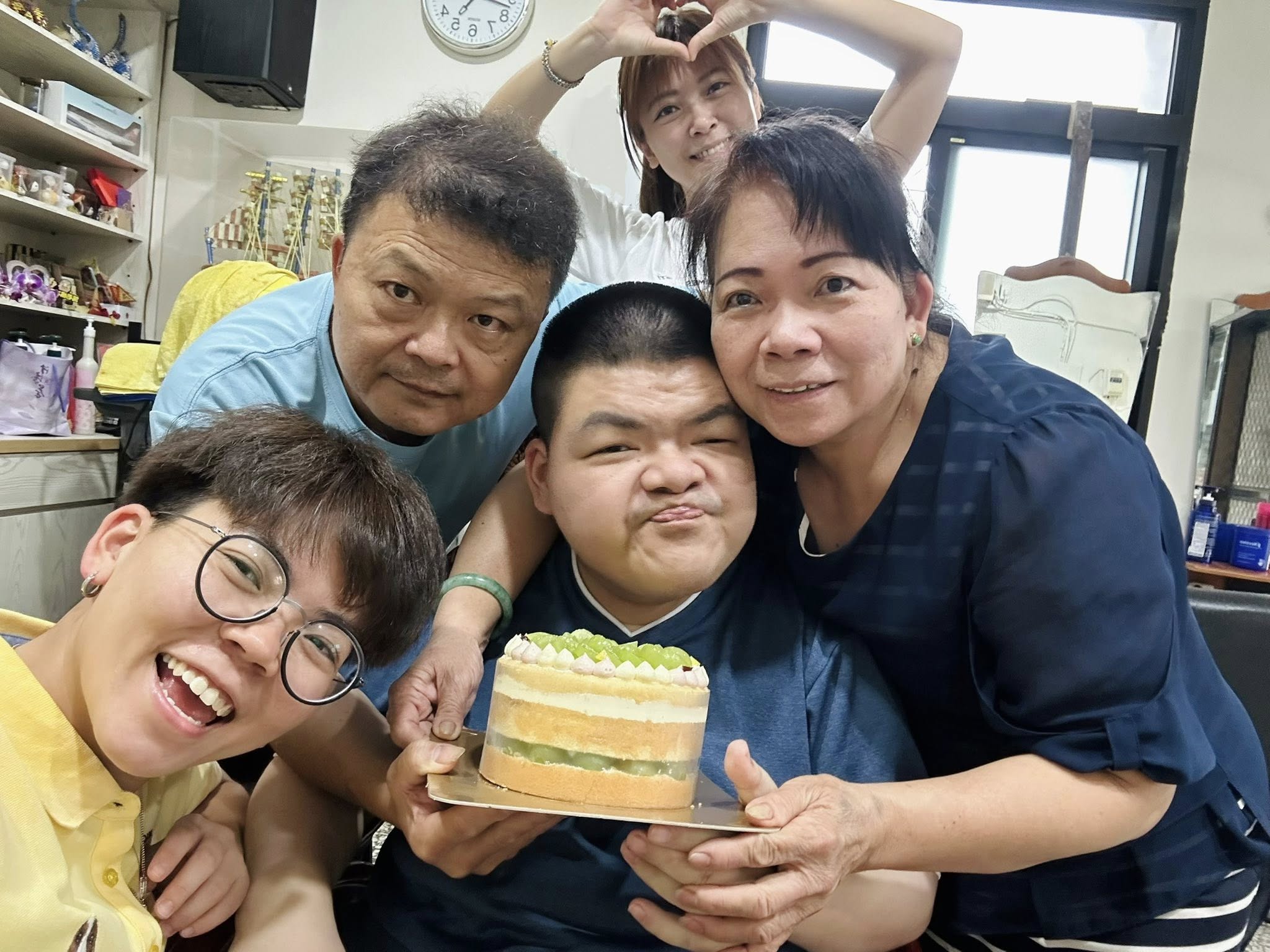親弟出事了！35歲女星慟「1夜5次癲癇」全家不敢睡　「揭急救過程」嚇壞：流血了