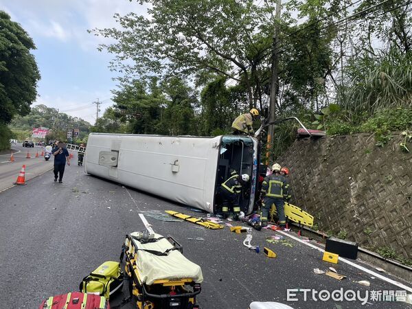 快訊／新竹綠世界前「驚傳遊覽車翻覆」死傷人數曝光