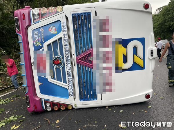 快訊／新竹綠世界前「驚傳遊覽車翻覆」死傷人數曝光
