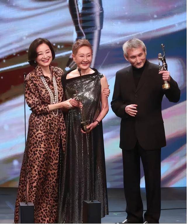 她是林青霞閨蜜！65歲「被丈夫背叛拋棄」黯然離婚　11年後「兩人再同台」：她一舉動盡顯瀟灑