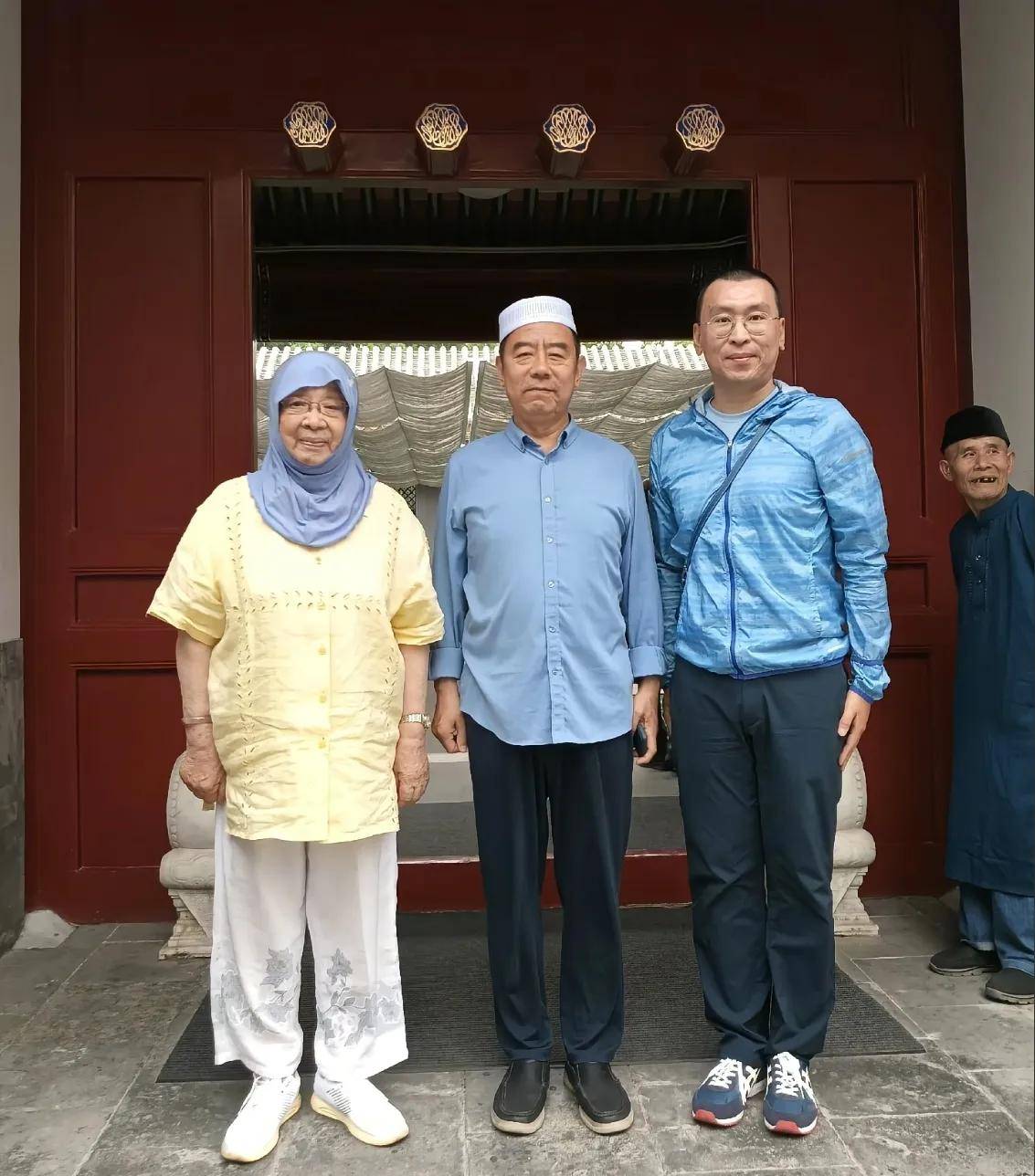 還記得她嗎？89歲資深女星「頭戴圍巾亮相」公開真實身份　網友驚曝「偶遇美談」：太溫暖了