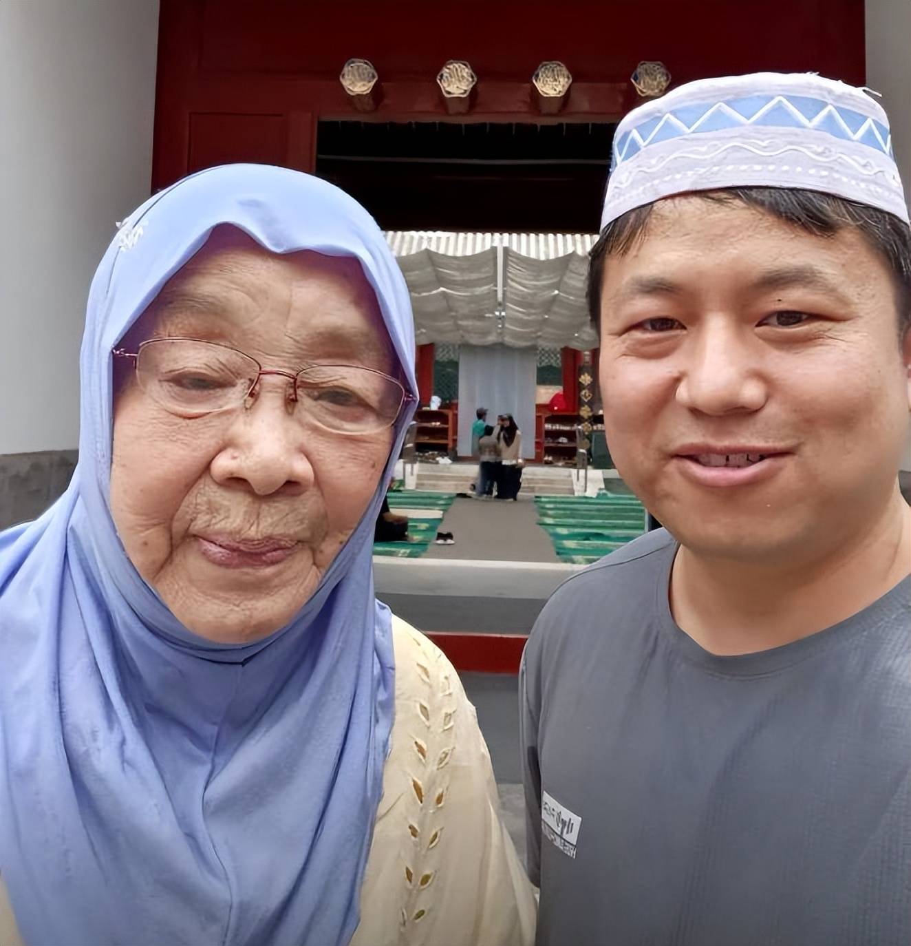 還記得她嗎？89歲資深女星「頭戴圍巾亮相」公開真實身份　網友驚曝「偶遇美談」：太溫暖了