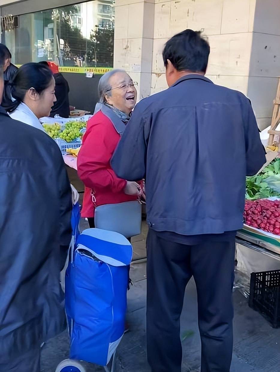 還記得她嗎？89歲資深女星「頭戴圍巾亮相」公開真實身份　網友驚曝「偶遇美談」：太溫暖了