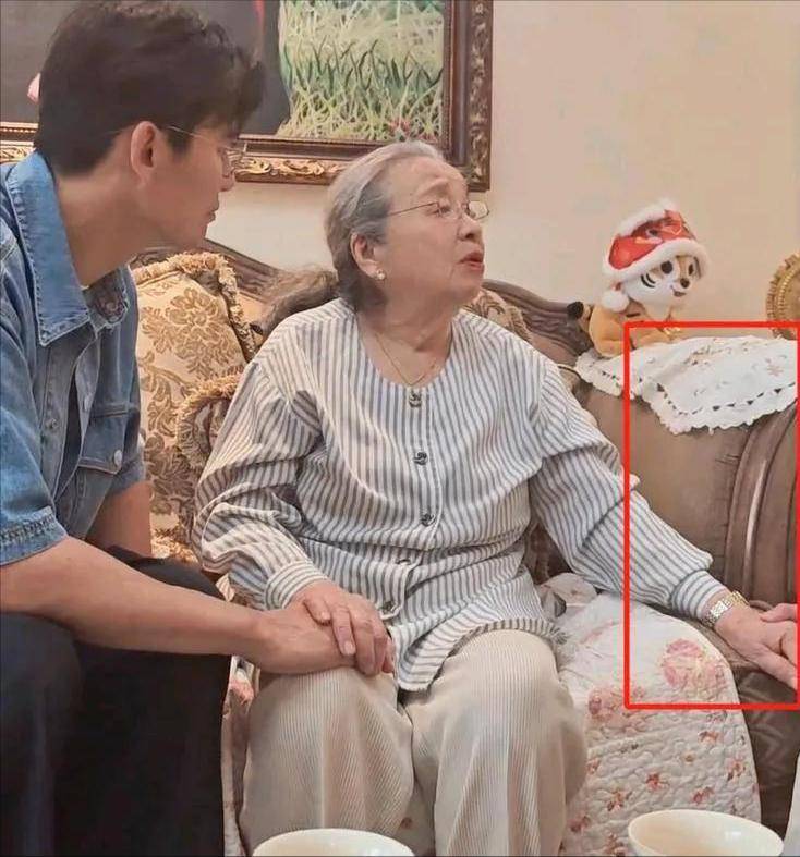 還記得她嗎？89歲資深女星「頭戴圍巾亮相」公開真實身份　網友驚曝「偶遇美談」：太溫暖了