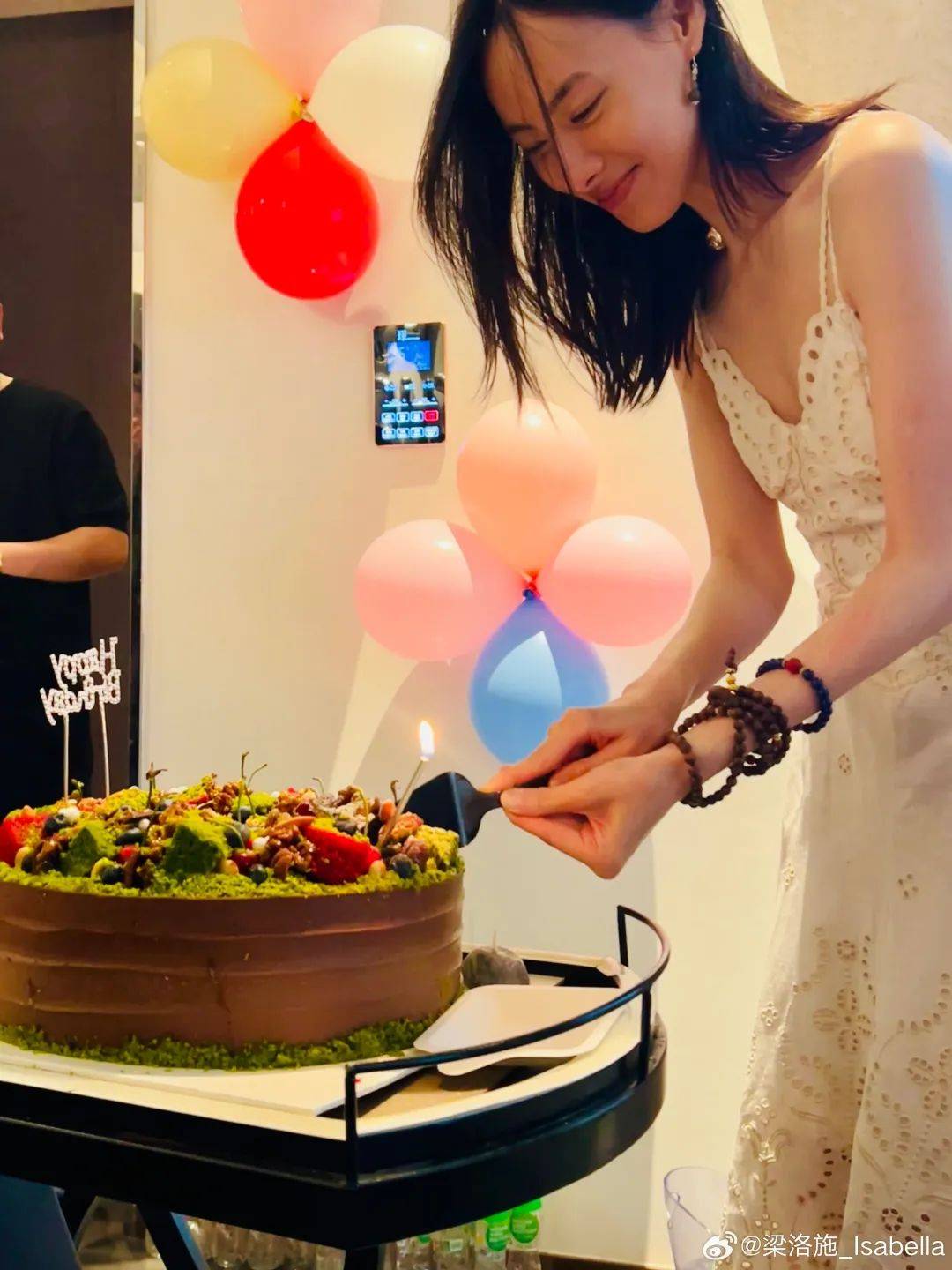 不甩豪門棄婦標籤！絕美女星「歡慶37歲生日」牽手新男友　不嫁豪門「1細節成人生贏家」