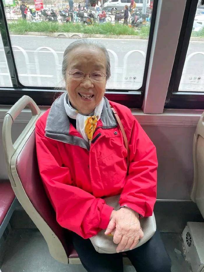 還記得她嗎？89歲資深女星「頭戴圍巾亮相」公開真實身份　網友驚曝「偶遇美談」：太溫暖了