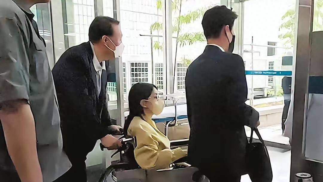 40歲嫁給總統「整成美人胚子」！如今昔日第一夫人「落魄坐輪椅」畫面曝光