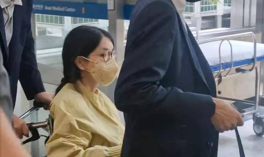 40歲嫁給總統「整成美人胚子」！如今昔日第一夫人「落魄坐輪椅」畫面曝光