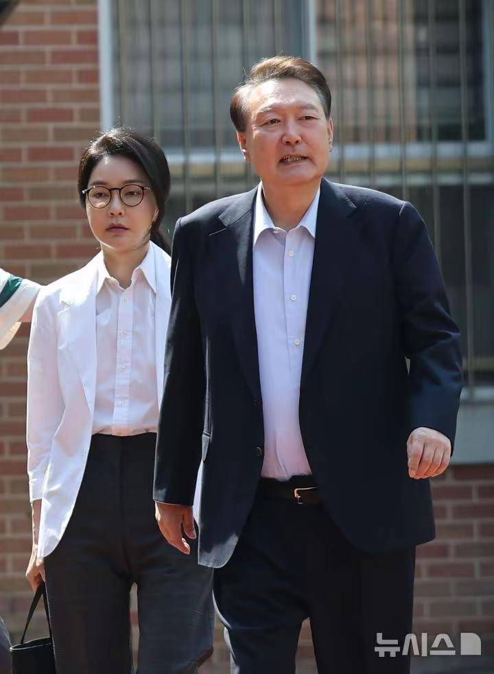 40歲嫁給總統「整成美人胚子」！如今昔日第一夫人「落魄坐輪椅」畫面曝光