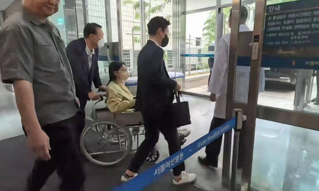 40歲嫁給總統「整成美人胚子」！如今昔日第一夫人「落魄坐輪椅」畫面曝光