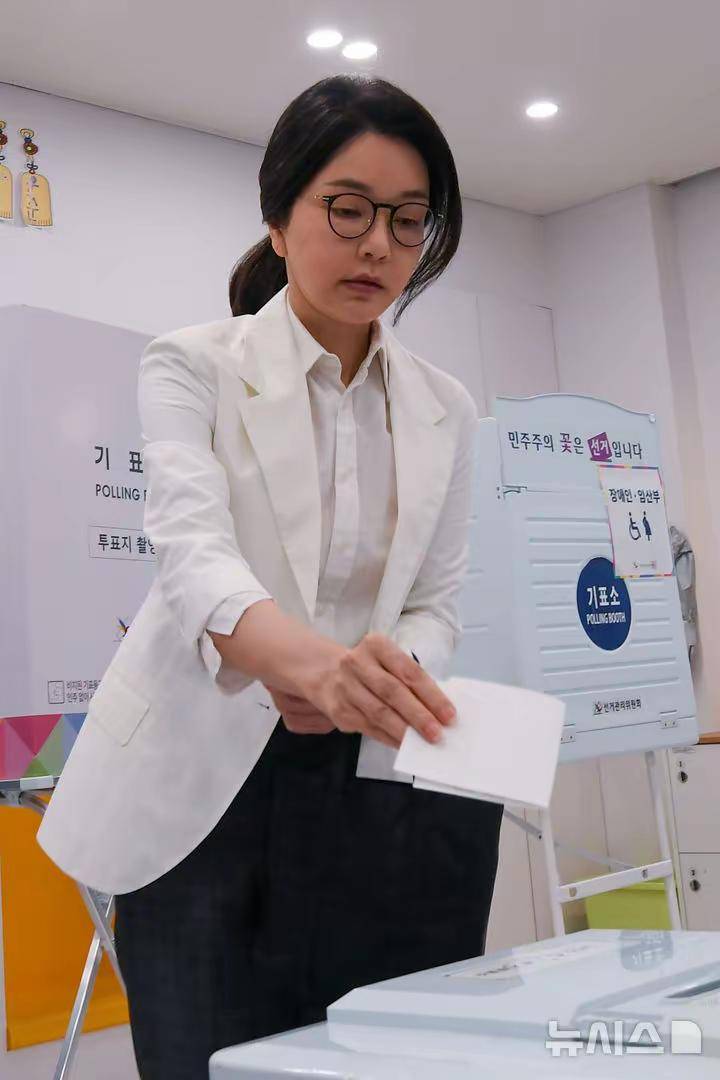 40歲嫁給總統「整成美人胚子」！如今昔日第一夫人「落魄坐輪椅」畫面曝光