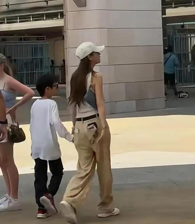 離婚後又遭封殺！昔當紅女星「帶兒子出國旅行」溫馨散步　8歲兒「戴墨鏡激似前夫」：基因太強大