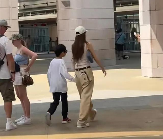 離婚後又遭封殺！昔當紅女星「帶兒子出國旅行」溫馨散步　8歲兒「戴墨鏡激似前夫」：基因太強大