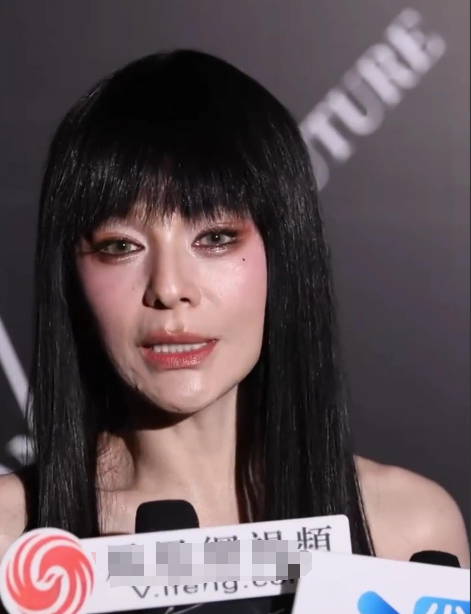 曾是超美女主角！54歲資深女星「罕見性感現身」狀態曝光　面部僵硬被嘲：「整過頭？」