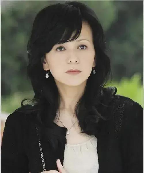 曾是超美女主角！54歲資深女星「罕見性感現身」狀態曝光　面部僵硬被嘲：「整過頭？」