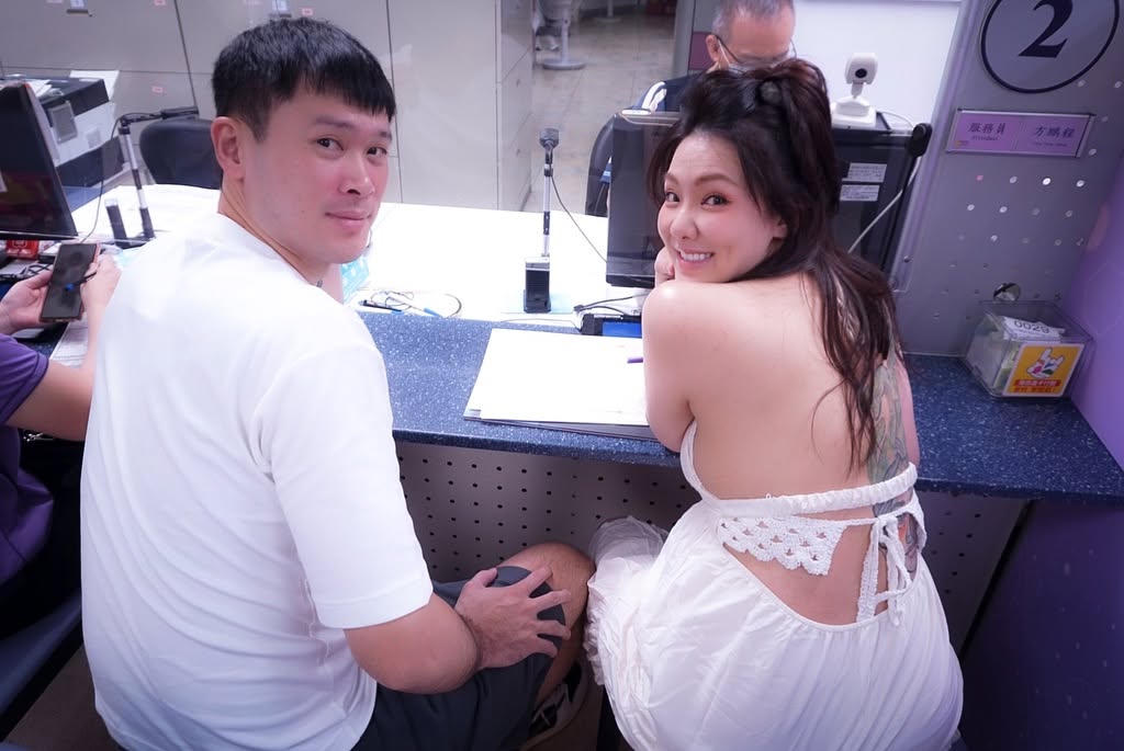 恭喜！38歲女星「挺8月孕肚再婚」甜喊老公　認「原本不打算結婚」：被他1句話打動