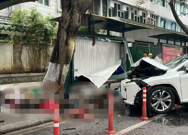 低頭滑手機！64歲男「失控撞公車站」死傷人數曝光　車頭全爛了