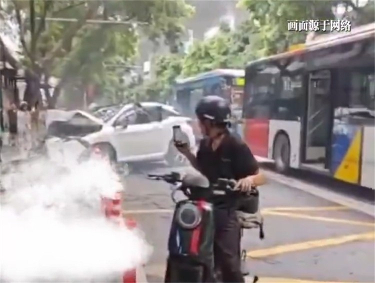 低頭滑手機！64歲男「失控撞公車站」死傷人數曝光　車頭全爛了