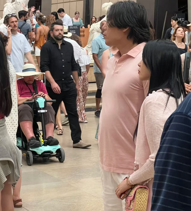 偶遇大咖夫妻檔！凍齡女神「穿少女粉長裙」臀部怪怪的　小10歲尪「挺著大肚腩」：和精修圖差太多