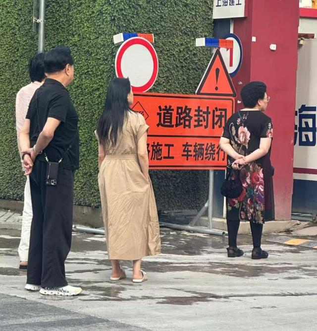 偶遇大咖夫妻檔！凍齡女神「穿少女粉長裙」臀部怪怪的　小10歲尪「挺著大肚腩」：和精修圖差太多