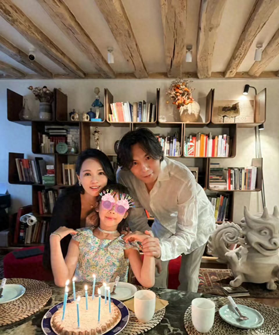 偶遇大咖夫妻檔！凍齡女神「穿少女粉長裙」臀部怪怪的　小10歲尪「挺著大肚腩」：和精修圖差太多