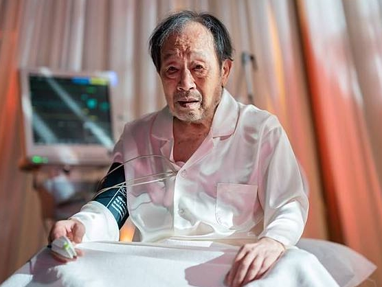 哭斷腸！資深男星慟曝「最愛的她過世了」　靈堂弔唁「出殯時間曝光」