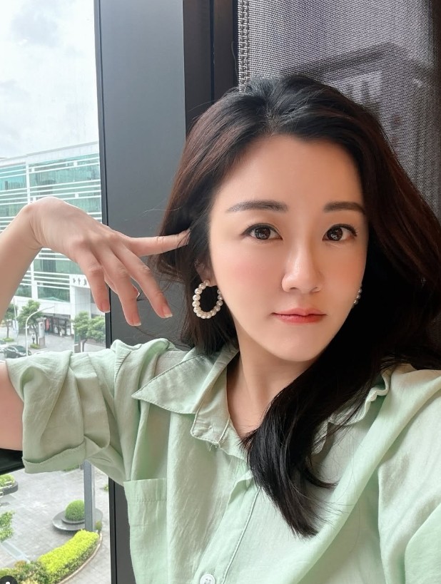 去年才離婚！39歲女星「害羞曝新戀情」　好友看不下去「當半個現成媽」：戀愛腦慘了