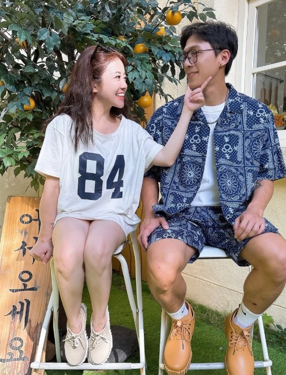 去年才離婚！39歲女星「害羞曝新戀情」　好友看不下去「當半個現成媽」：戀愛腦慘了
