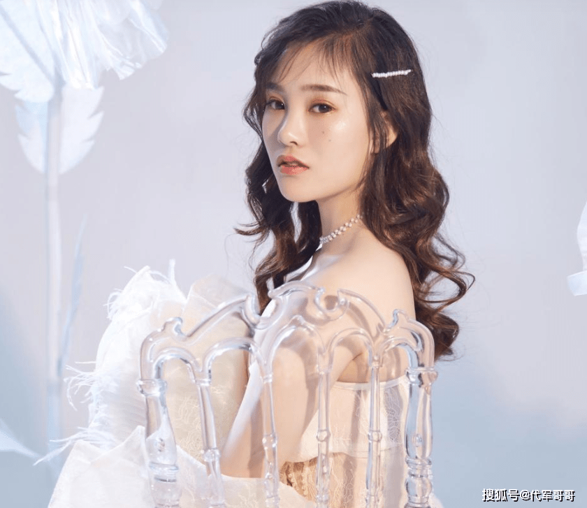 美女演員「嫁大15歲禿頭導演」被酸不登對！她為愛放棄所有「3年後近況令人搖頭」