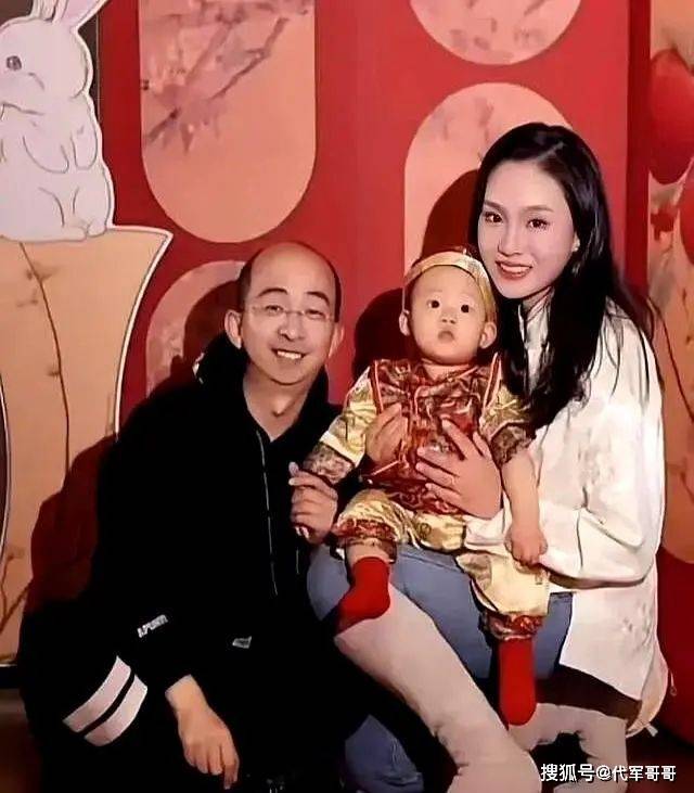 美女演員「嫁大15歲禿頭導演」被酸不登對！她為愛放棄所有「3年後近況令人搖頭」