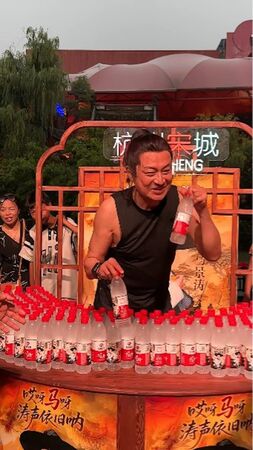 昏倒後緊急復工！63歲男神「後腦勺砸地」一週後現身　大方「和粉絲擁抱」畫面曝光