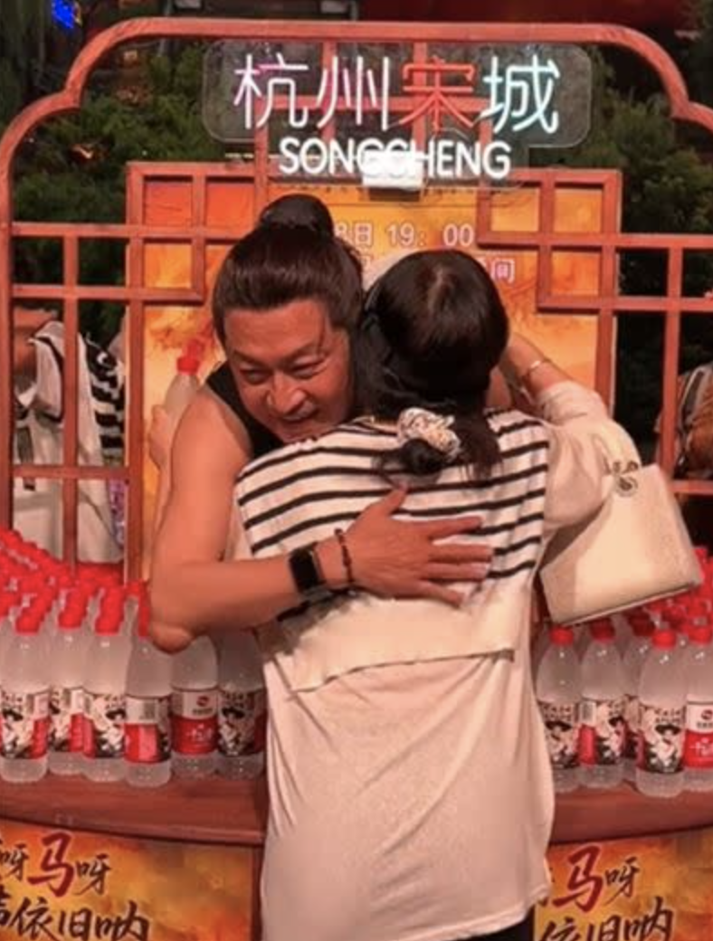 昏倒後緊急復工！63歲男神「後腦勺砸地」一週後現身　大方「和粉絲擁抱」畫面曝光
