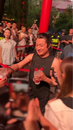 昏倒後緊急復工！63歲男神「後腦勺砸地」一週後現身　大方「和粉絲擁抱」畫面曝光
