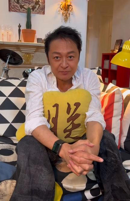 昏倒後緊急復工！63歲男神「後腦勺砸地」一週後現身　大方「和粉絲擁抱」畫面曝光