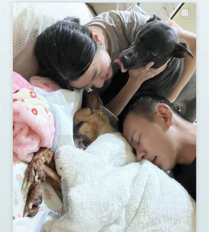 摯愛胃癌病逝！米可白「哭腫雙眼」送最後一程　最後吻別淚喊：不痛了...