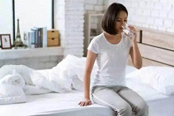 起床後大量喝水！醫生發現「半年後出現3變化」愣住：適得其反了