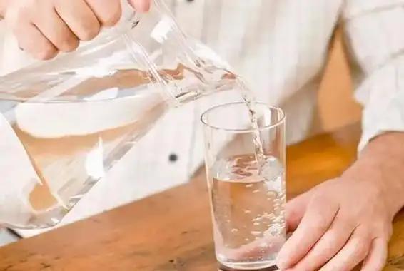 起床後大量喝水！醫生發現「半年後出現3變化」愣住：適得其反了