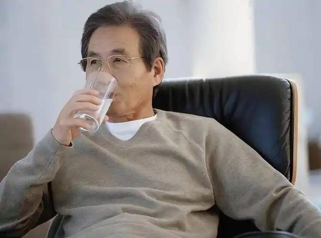 起床後大量喝水！醫生發現「半年後出現3變化」愣住：適得其反了