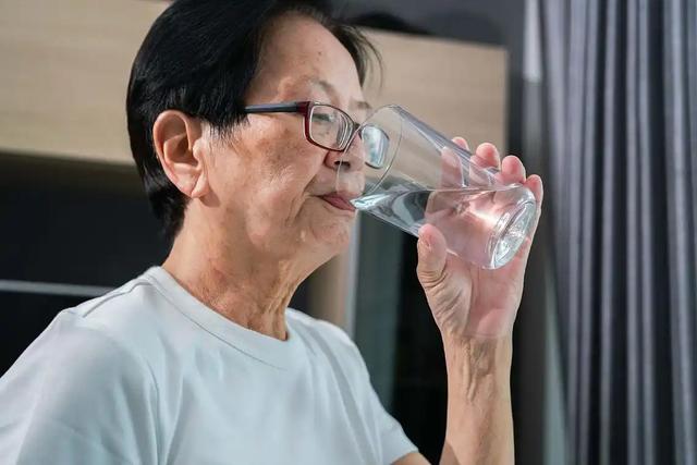 起床後大量喝水！醫生發現「半年後出現3變化」愣住：適得其反了