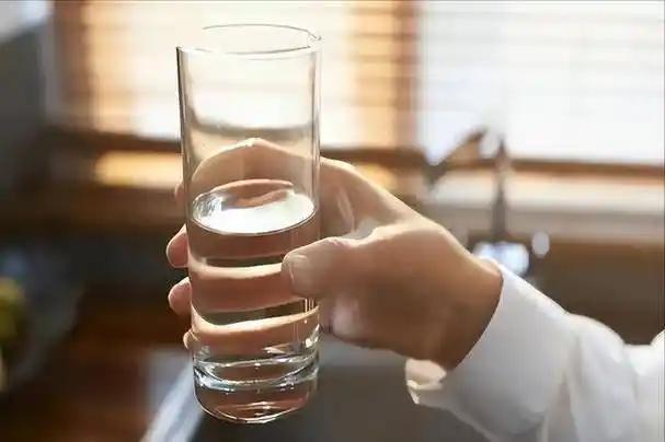 起床後大量喝水！醫生發現「半年後出現3變化」愣住：適得其反了