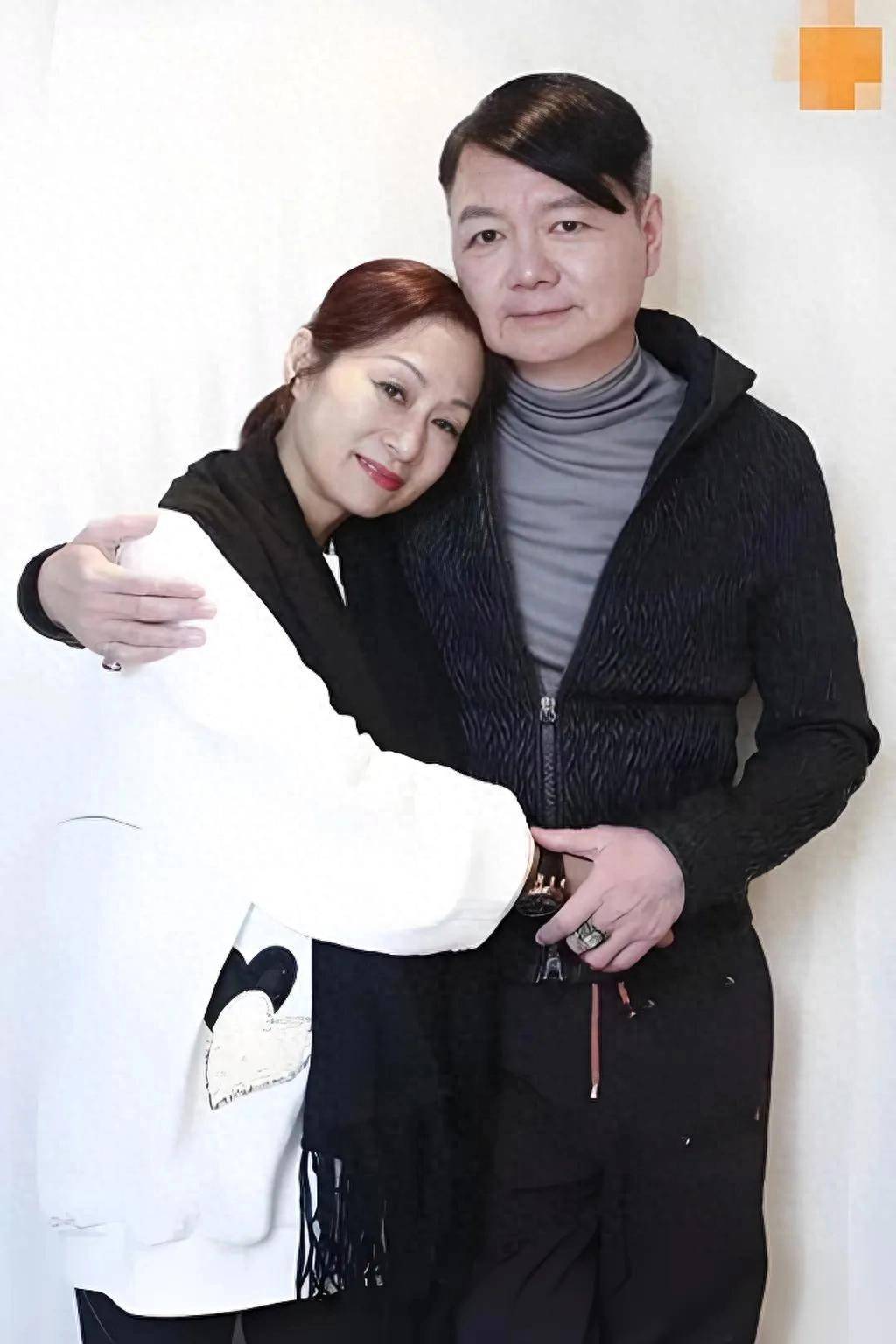 將愛妻海葬！66歲資深男星「憔悴精神渙散」悲慟撒骨灰　公開「兩人相識過程」：百年後去陪她