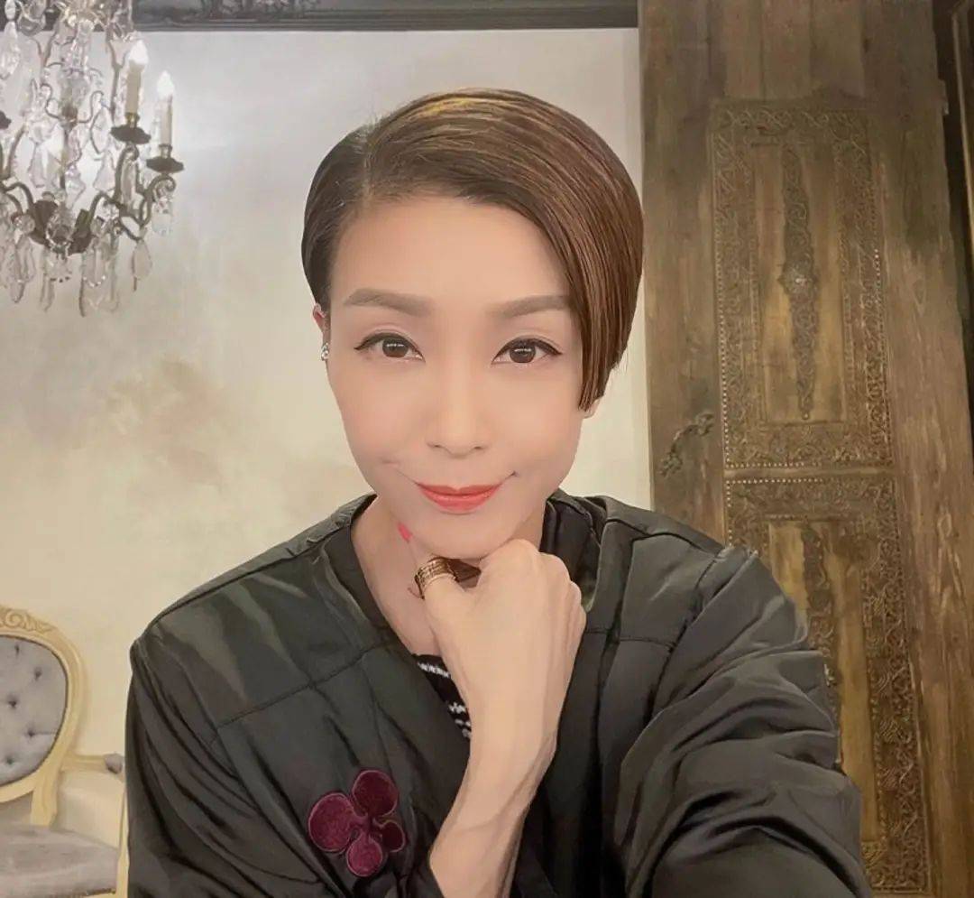 被罵剋夫多年！56歲女星「沖涼畫面」惹爭議　四肢纖細「瘦成皮包骨」認了：身體出現1狀況