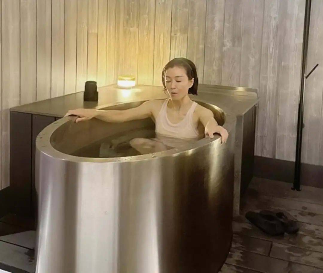 被罵剋夫多年！56歲女星「沖涼畫面」惹爭議　四肢纖細「瘦成皮包骨」認了：身體出現1狀況